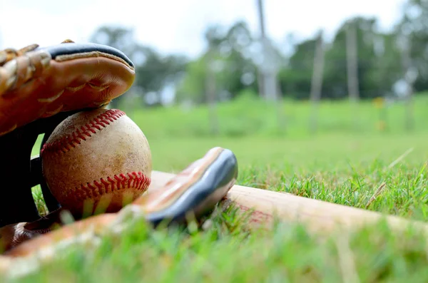 Guanto Baseball Tiene Palla Con Pipistrello Posa Erba Campo Esterno — Foto Stock