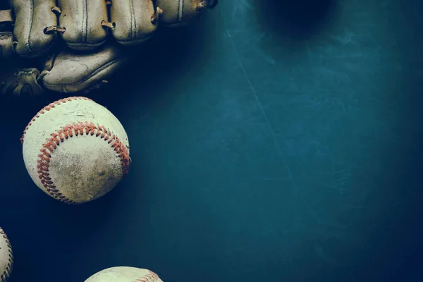 Stary Baseball Rękawicy Płaskie Leżał Tło Grunge Kopia Miejsce Sportowych — Zdjęcie stockowe