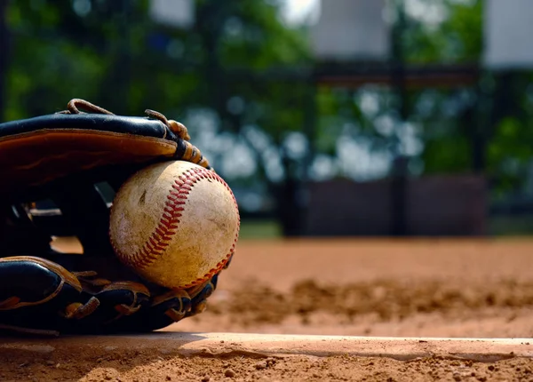 Honkbal Handschoen Werpers Heuvel Van Bal Veld Opleggen Oude Gebruikte — Stockfoto