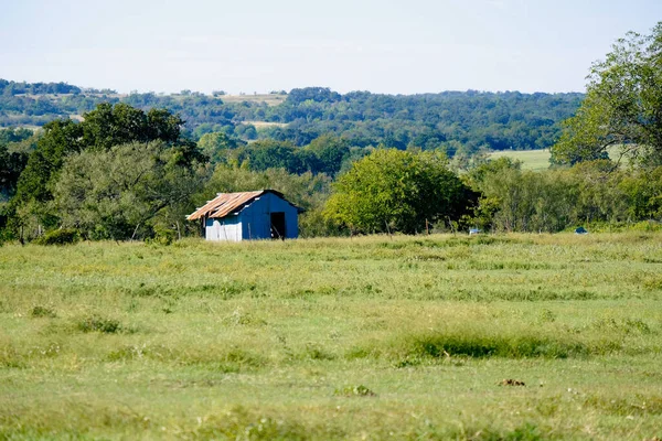 Teksas kırsal kesimi kırsal alanda metal yapı gösteriyor
