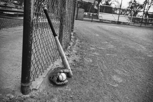 Guante Béisbol Con Bola Bate Ángulo Amplio Campo Blanco Negro —  Fotos de Stock