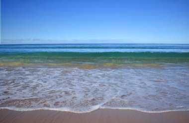 Plajda kırmaya dalga