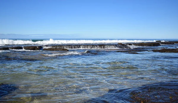 Strand Mit Einer Krachenden Welle Und Felsen — Stockfoto