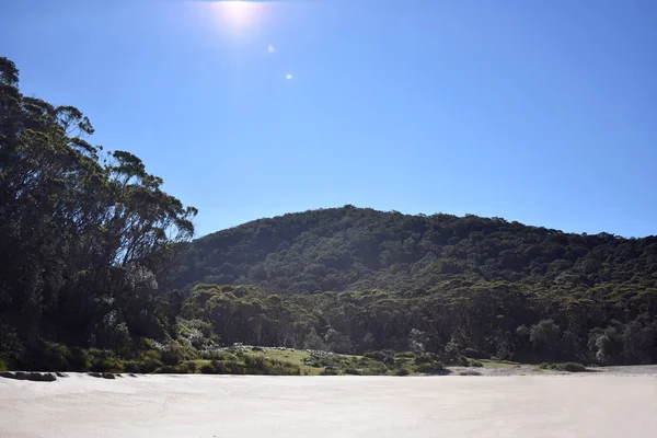 Uitzicht Het Strand Met Zand Bergen — Stockfoto