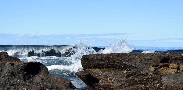 Strand Mit Einer Krachenden Welle Und Felsen — Stockfoto