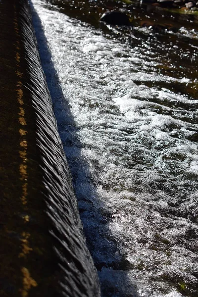 Uma Pequena Cachoeira Que Flui Lado Estrada — Fotografia de Stock