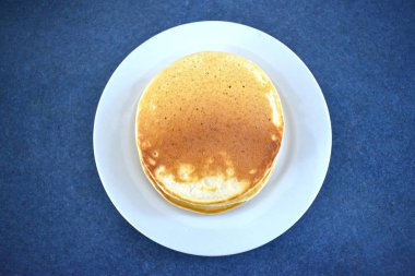 Bir yığın krep bir plaka üzerinde