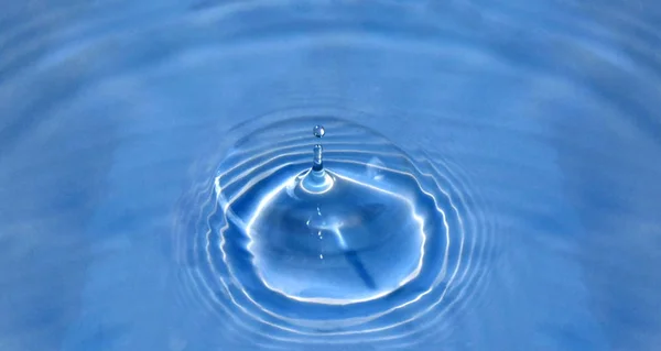 Uma Pequena Gota Água Azul Com Luz Solar — Fotografia de Stock