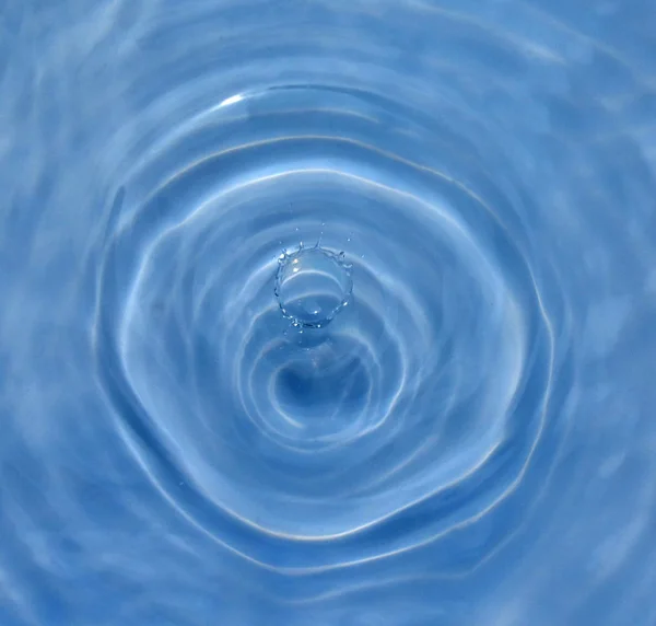 Uma Pequena Gota Água Azul Com Luz Solar — Fotografia de Stock