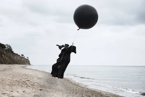 Pest Dokter Vlieg Een Luchtballon Outdoor Portret Met Dramatische Hemel — Stockfoto