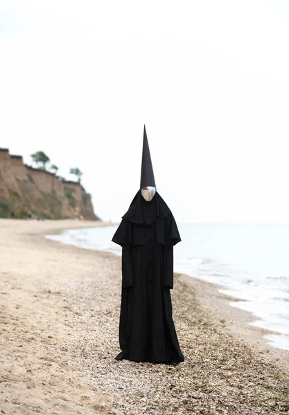 Παράξενη Φιγούρα Μαύρο Μανδύα Πρόσωπο Του Καθρέφτη Στην Παραλία — Φωτογραφία Αρχείου