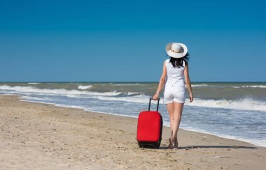 Sahil tatil sırasında genç güzel kadın.