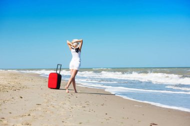 Sahil tatil sırasında genç güzel kadın.