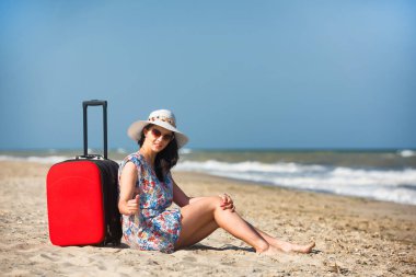 Sahil tatil sırasında genç güzel kadın.