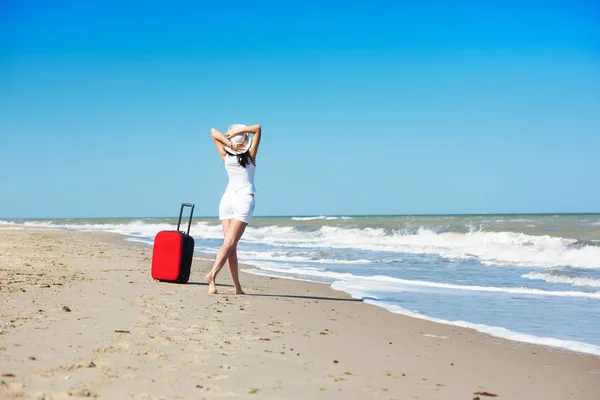 Sahil Tatil Sırasında Genç Güzel Kadın — Stok fotoğraf