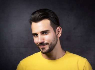 Kameraya, gri arka planı arıyorum gençlik gülümseyen Studio portresi