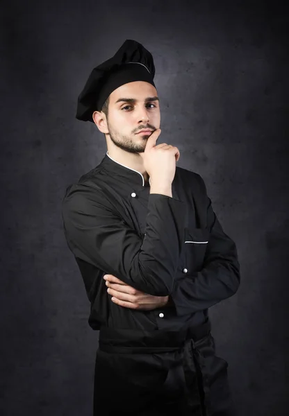 Porträt Eines Denkenden Kochers Schwarzer Uniform Grauer Hintergrund — Stockfoto