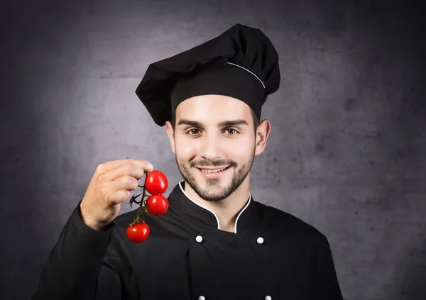 Portret Szefa Kuchni Kuchenka Czarny Mundur Pomidory Szare Tło — Zdjęcie stockowe