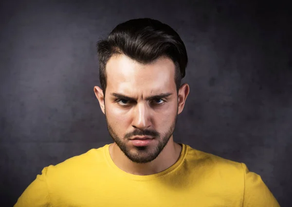 若い怒っている男の肖像画 — ストック写真