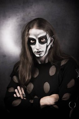 Kürek makyaj ile Gotik stili giysili adam portresi.