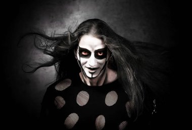 Kürek makyaj ile Gotik stili giysili adam portresi.