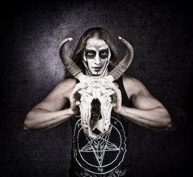 Kürek elinde ile goth tarzı giysiler içinde adam portresi.