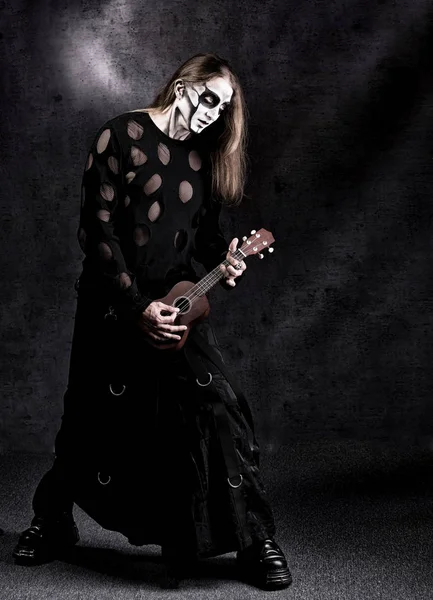 Humorvolles Ganzkörperporträt Eines Mannes Gothic Kleidung Mit Einer Kleinen Gitarre — Stockfoto