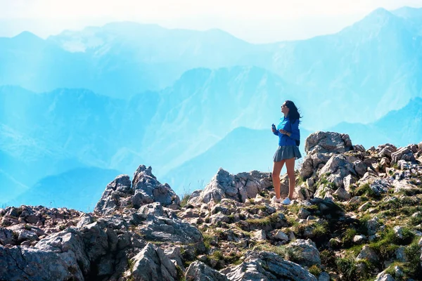 Jeune Femme Tient Sur Les Rochers Regarde Montagne — Photo