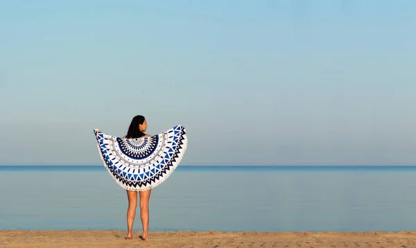 Vacker Kvinna Med Mandala Runda Beach Väv Havet Kusten — Stockfoto