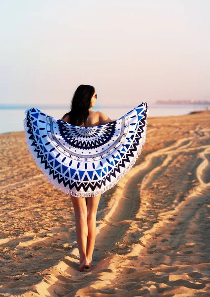 Hübsche Frau Mit Einem Mandala Runden Strandteppich Der Küste Des — Stockfoto