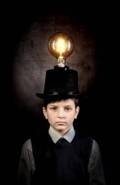 優れたアイデアは 彼の頭の上のエジソン電球を持つ子供 — ストック写真