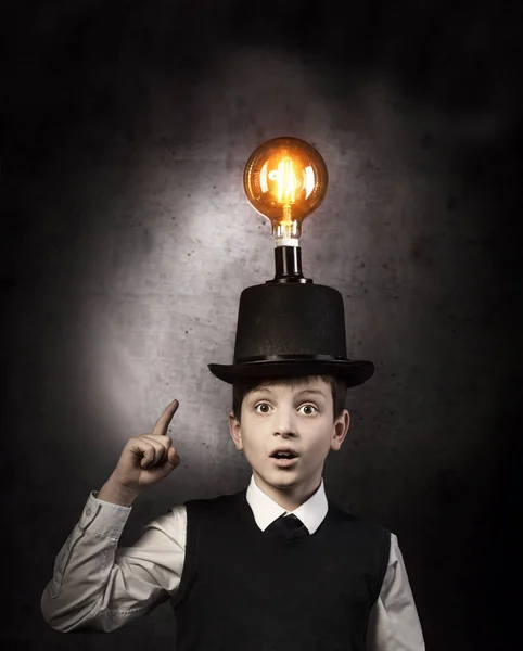 好主意 孩子与爱迪生灯泡以上他的头 — 图库照片