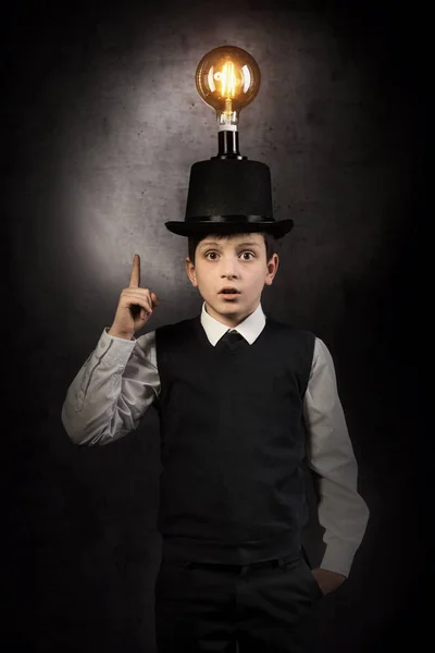 Hervorragende Idee, Kind mit Edison-Glühbirne über dem Kopf — Stockfoto