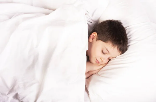 Schattige kleine jongen slaapt — Stockfoto