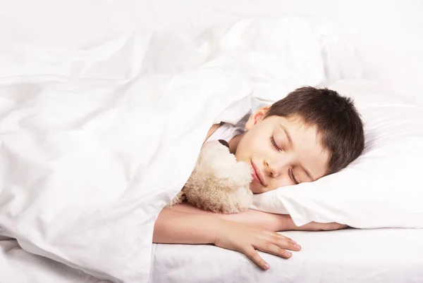 Carino piccolo ragazzo è dormire con la sua giocattolo — Foto Stock