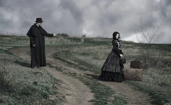 Retrato al aire libre de una dama victoriana en negro y caballero tal — Foto de Stock