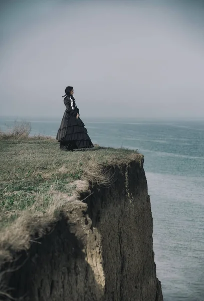 Retrato al aire libre de una dama victoriana en negro de pie en la c —  Fotos de Stock