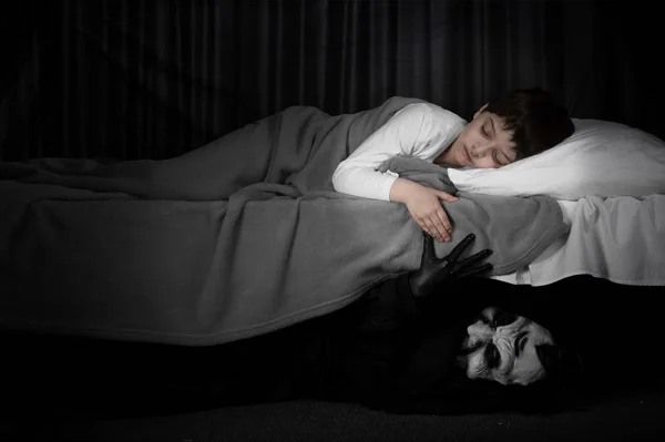 Niño y monstruo debajo de la cama. Concepto de pesadillas . — Foto de Stock