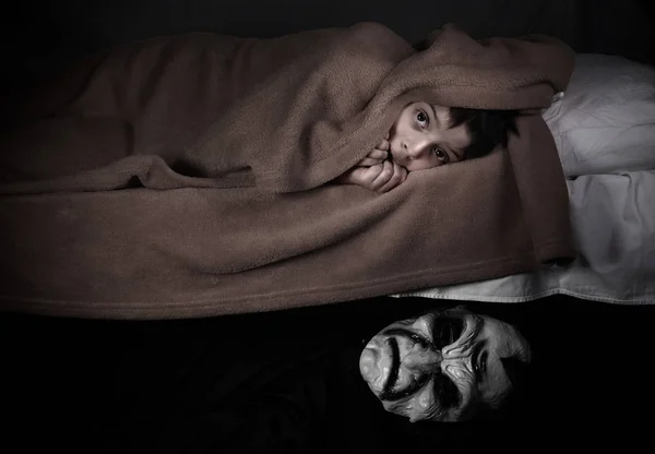 Маленький хлопчик і чудовисько під ліжком. Концепція поганих снів . — стокове фото