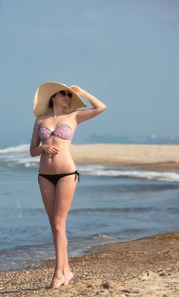 Mujer Feliz Disfrutando Playa Relajante Alegre Verano Por Agua Azul — Foto de Stock