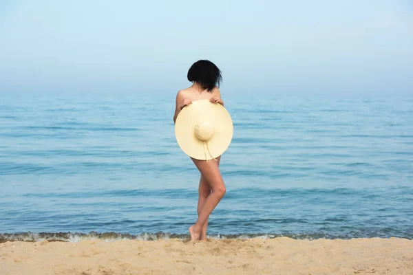 Счастливая Женщина Наслаждающаяся Пляжным Отдыхом Летом Голубой Воды Модель Бикини — стоковое фото
