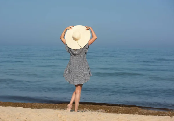 ビーチは青い水で夏にうれしそうなリラックスを楽しんで幸せな女 — ストック写真