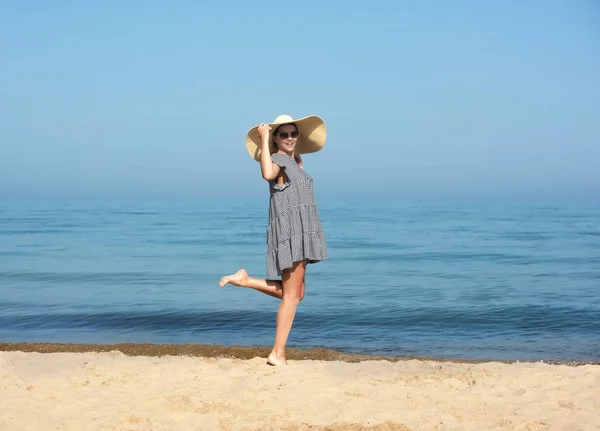 Glückliche Frau Genießt Strand Entspannend Freudig Sommer Bei Blauem Wasser — Stockfoto