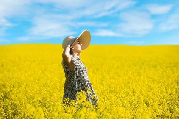 Sorridente Bella Ragazza Fiore Campo Giallo — Foto Stock