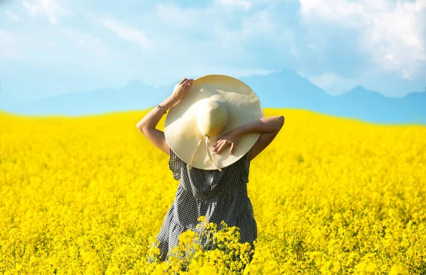Смолящая Симпатичная Девушка Цветущем Желтом Поле Фоне Гор — стоковое фото