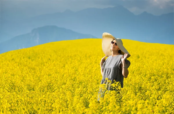 Sorrindo Menina Bonita Florescendo Campo Amarelo Com Montanhas Fundo — Fotografia de Stock