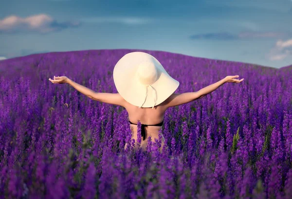Красивая Девушка Большой Шляпе Стоит Цветущем Фиолетовом Поле — стоковое фото