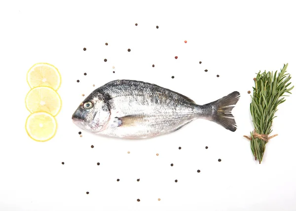 Свіжа риба-Дорада на білому тлі з інгредієнтами для приготування їжі — стокове фото