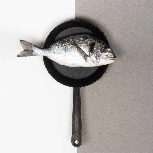 Свіжий рибний дорадо на сковороді . — стокове фото