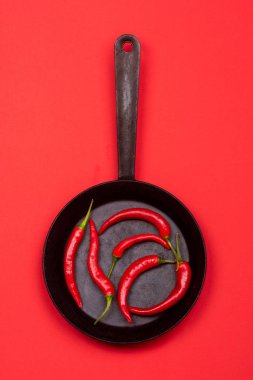 Bir tavada taze kırmızı acı biber.